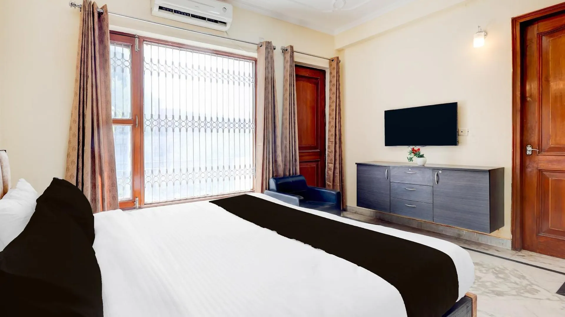 Hotel O Lotus Stay Gurgaon