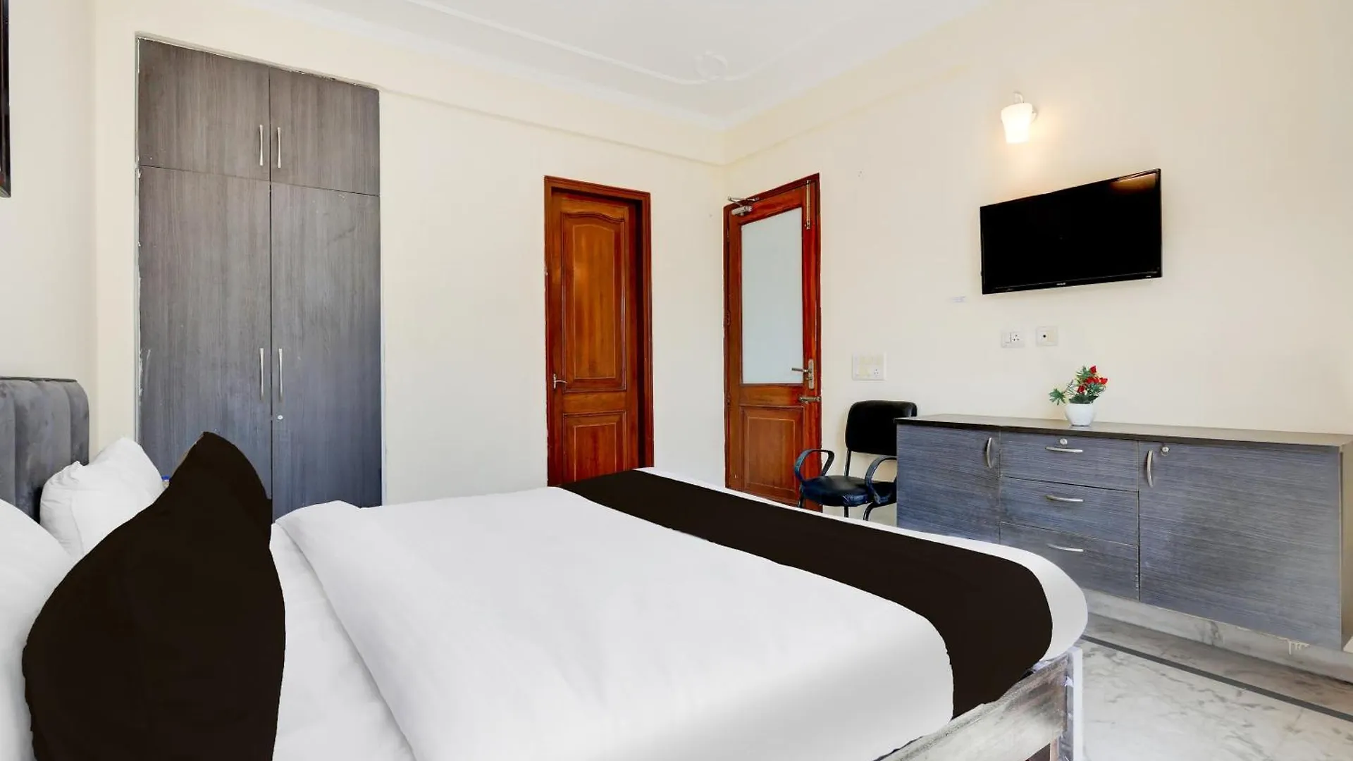 Hotel O Lotus Stay Gurgaon 0*,  India